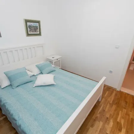 Mit Meerblick Madraz 6+0+2 - #73023 Prázdninový dům Makarská